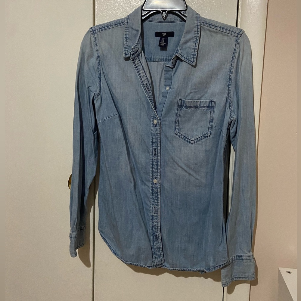 Women’s Button up shirt